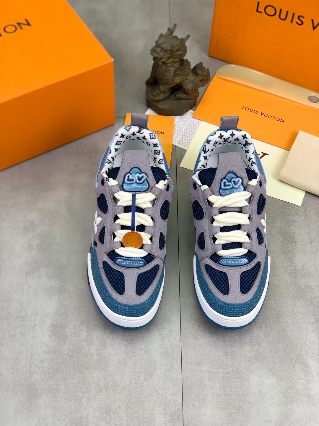 Men's Men's Shoes 💰P660 New The new LV TRAINER series of sneakers are on sale. This LV Trainer sneaker reinterprets Virgil Abloh's classics with nubuck and grained cow leather, and is decorated with Monogram flowers on the rubber outsole of the same color. A deformed Monogram flower occupies the sides, contrasting with the asymmetric Louis and Vuitton logos at the rear. The original version was designed by Virgil Abloh and was inspired by vintage basketball shoes. Featuring LV monograms on the tongue and upper, a scripted Louis Vuitton logo on the sides and a #54 logo on the rear, the rubber outsole features Monogram flowers and continues the comfort of an innovative gel outsole. Comes with original drawer box and complete packaging! Color: 3️⃣colors available